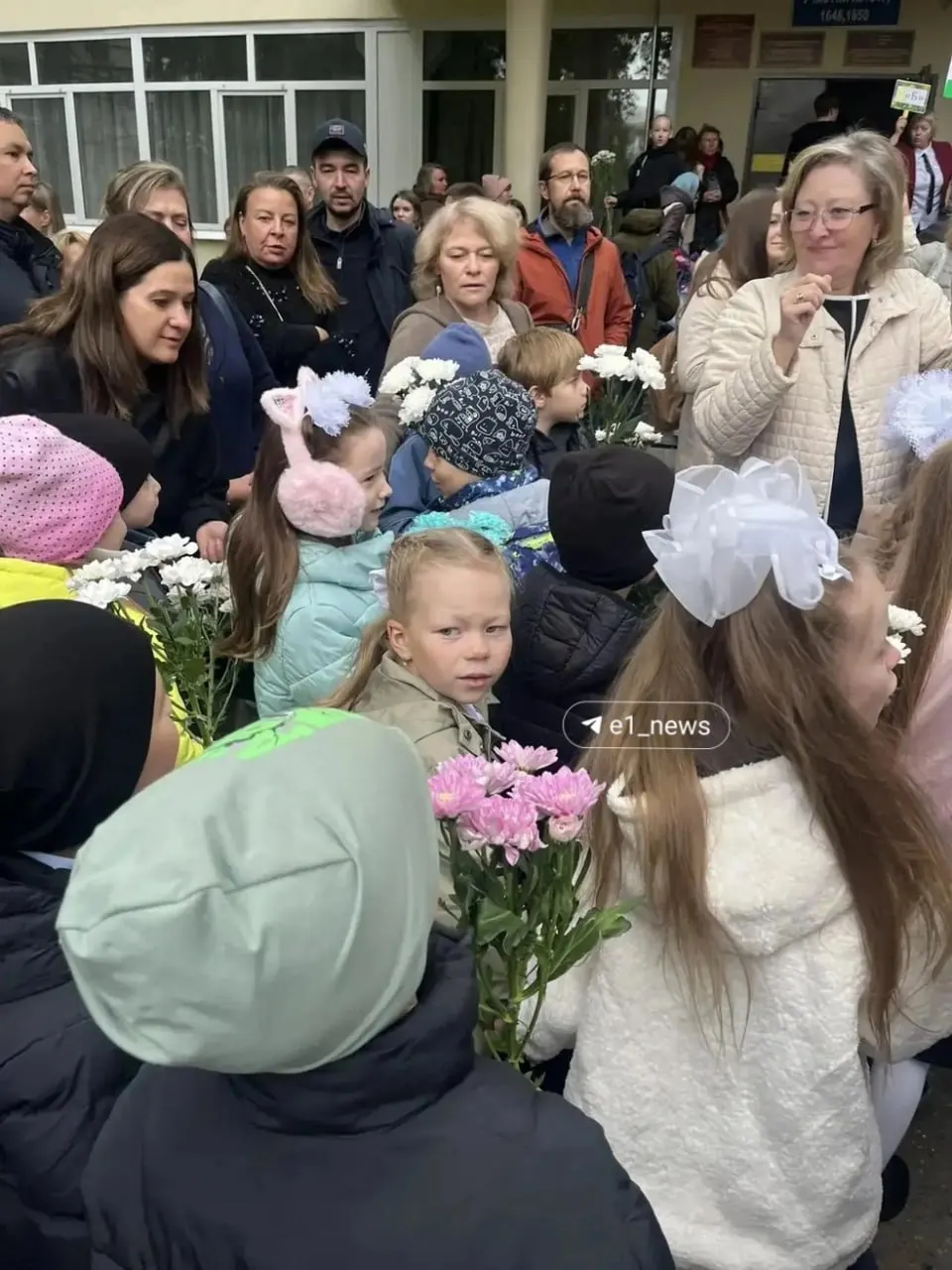 Девочка идёт в первый класс лицея, а её папа делится трогательной заметкой о выражении эмоций.