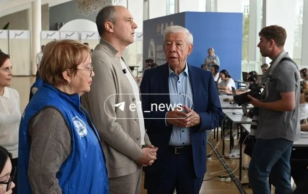 Во время визита обсуждались жалобы на препятствия для независимых наблюдателей на местных выборах и возможные внутренние разногласия в городе.