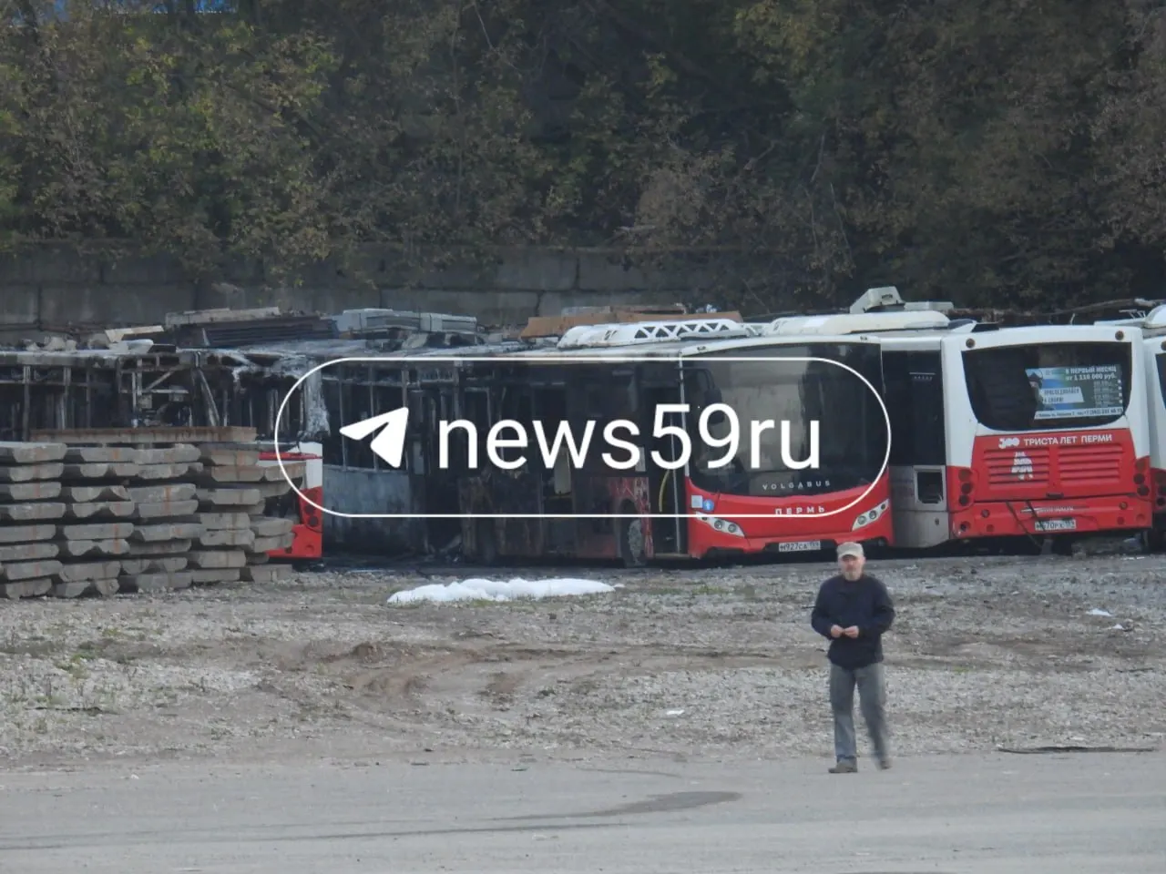 Пожар произошёл на автопарке, закреплённом за перевозчиком ПГЭТ; огонь повредил автобусы 2019–2020 года выпуска, причины возгорания будут установлены.