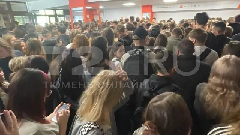 Родители в Екатеринбурге и соседних городах региона сталкиваются с отказами по месту жительства и поиском альтернатив, включая домашнее обучение; школы переполнены и инфраструктура не успевает за ростом класса.