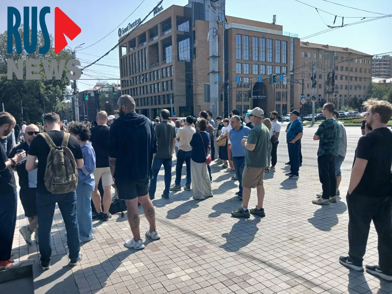 У посольства России в Ереване к полдню образовалась крупная очередь из желающих проголосовать; рядом проходит митинг около ста человек.