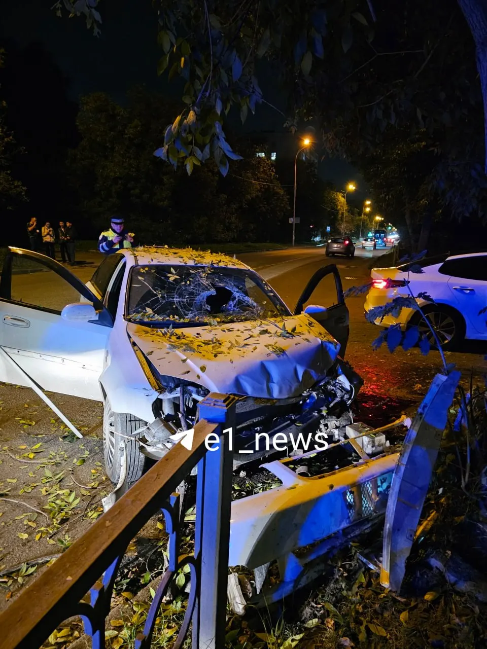 На улице Шаумяна в Екатеринбурге автомобиль сбил молодого человека на электросамокате. Пострадавший получил открытый перелом левой ноги и травму лица; на место прибыли сотрудники ГИБДД.