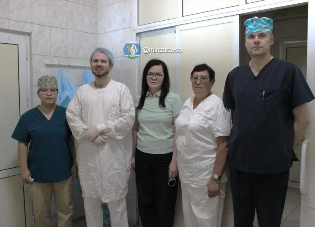 Хирурги за 3,5 часа вернули органы на место, спортсмен выписан и планирует вернуться к тренировкам через несколько месяцев.