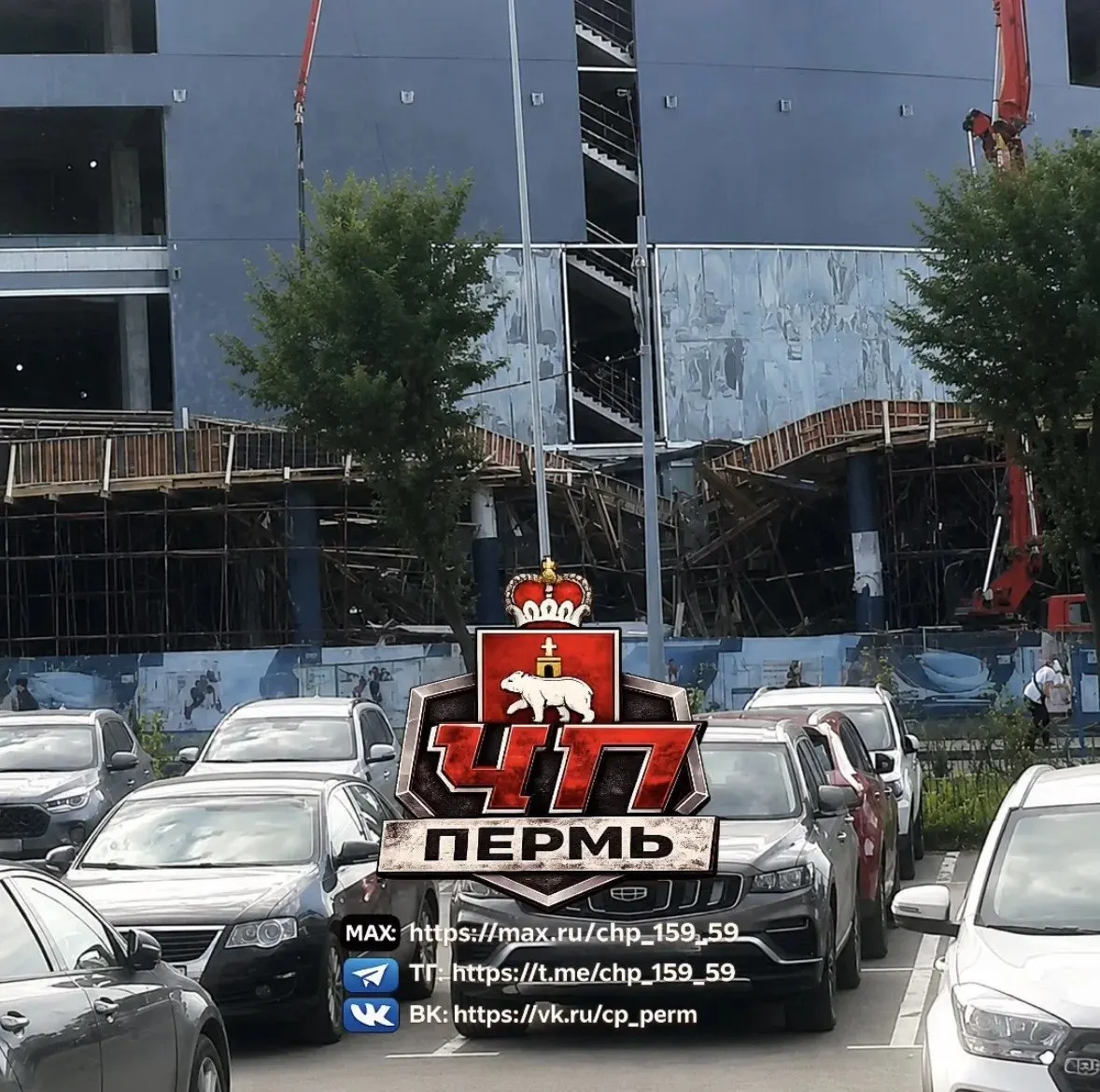 Во время заливки бетона на стройплощадке ледовой арены в Перми обрушилось перекрытие стилобата. Пострадавших нет; работы возобновят через три дня.