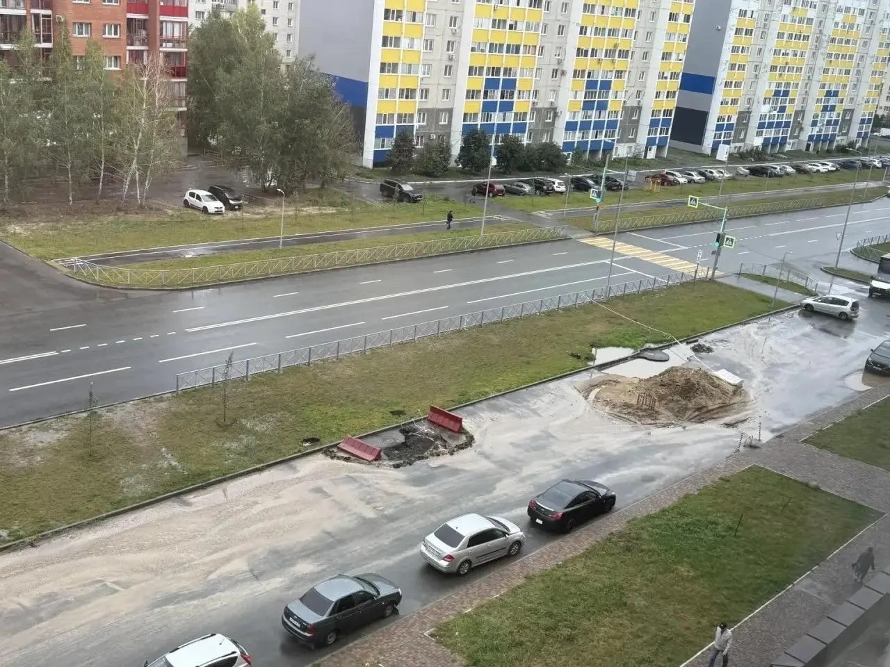 В Заозерном снова фиксируются провалы на дороге и прорывы водопровода; жители требуют скорейшего ремонта и компенсаций, администрация обещает восстановление сети.