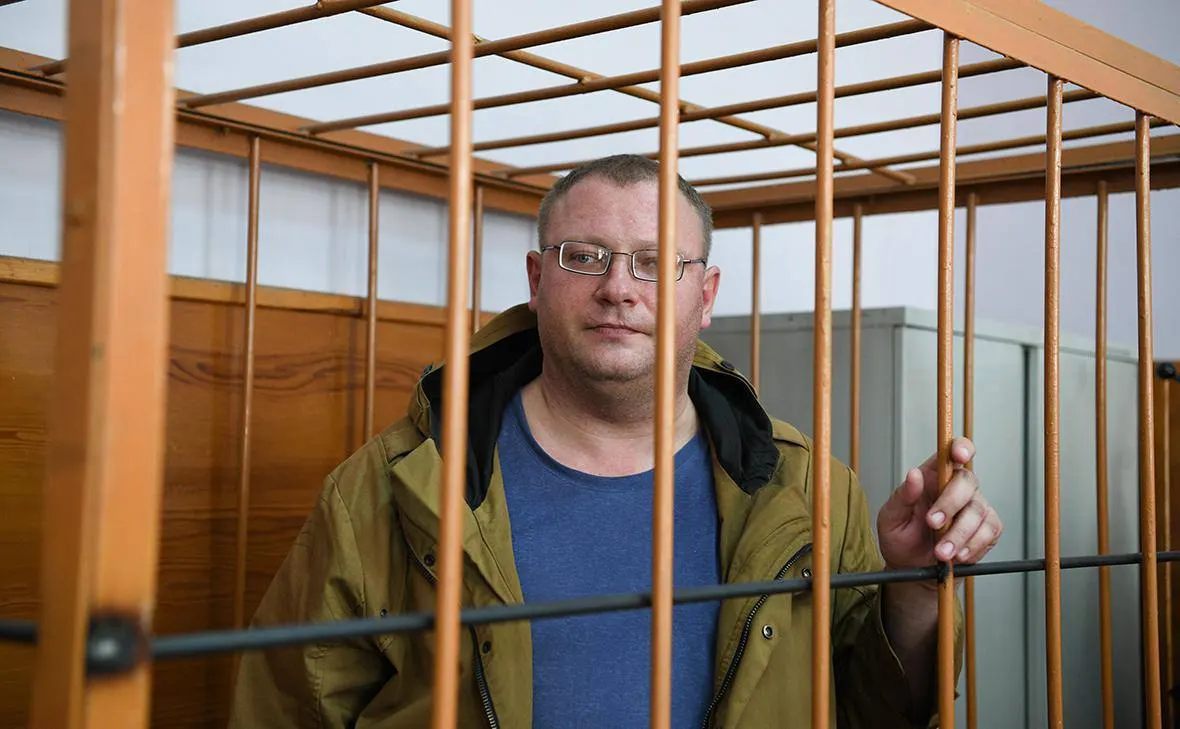 Свердловский областной суд отклонил апелляцию на отказ в УДО Ярославу Ширшикову; причиной стали взыскания в местах лишения свободы и отсутствие смягчающих обстоятельств. Освобождение не ранее декабря 2028 года. Также упомянуто внесение в перечень террористов и экстремистов Росфинмониторинга.