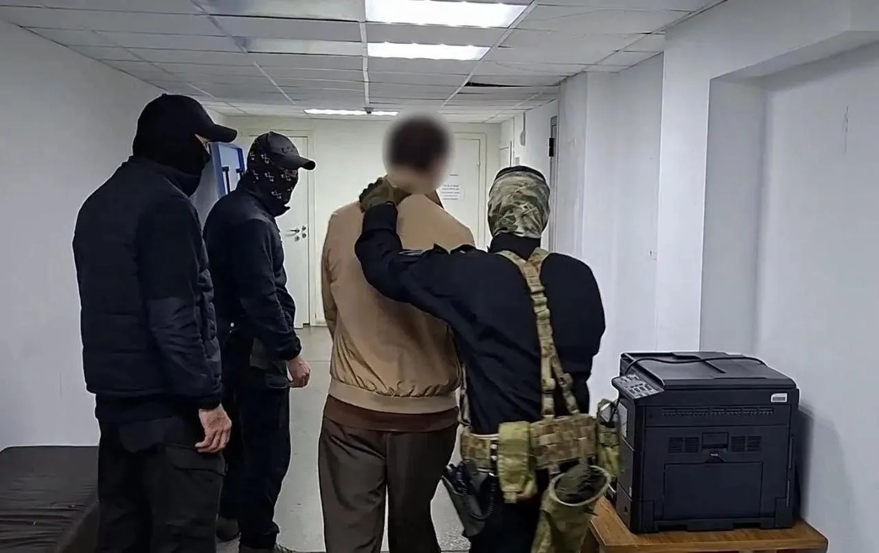 Следственные органы задержали группу преступников, в составе которой были граждане Грузии, езид, дагестанец и армянин. Они снимали компромат на жертв и вымогали деньги; трое арестованы.