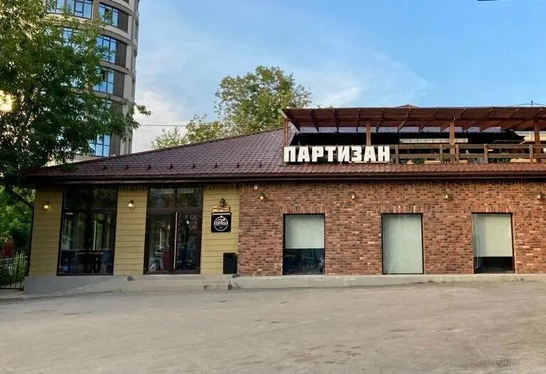 В Перми закрывается мясной ресторан с 12-летней историей. Заведение открылось в 2014 году и переехало на Компрос, 44А в 2023 году. Здание выставлено на торги, аренда действует до 2033 года.