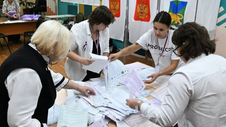 ЦИК до сих пор не обнародовал окончательные результаты по голосованию в 21 субъекте РФ и по аннексированным территориям. Эксперты отмечают беспрецедентные задержки и неполные протоколы.