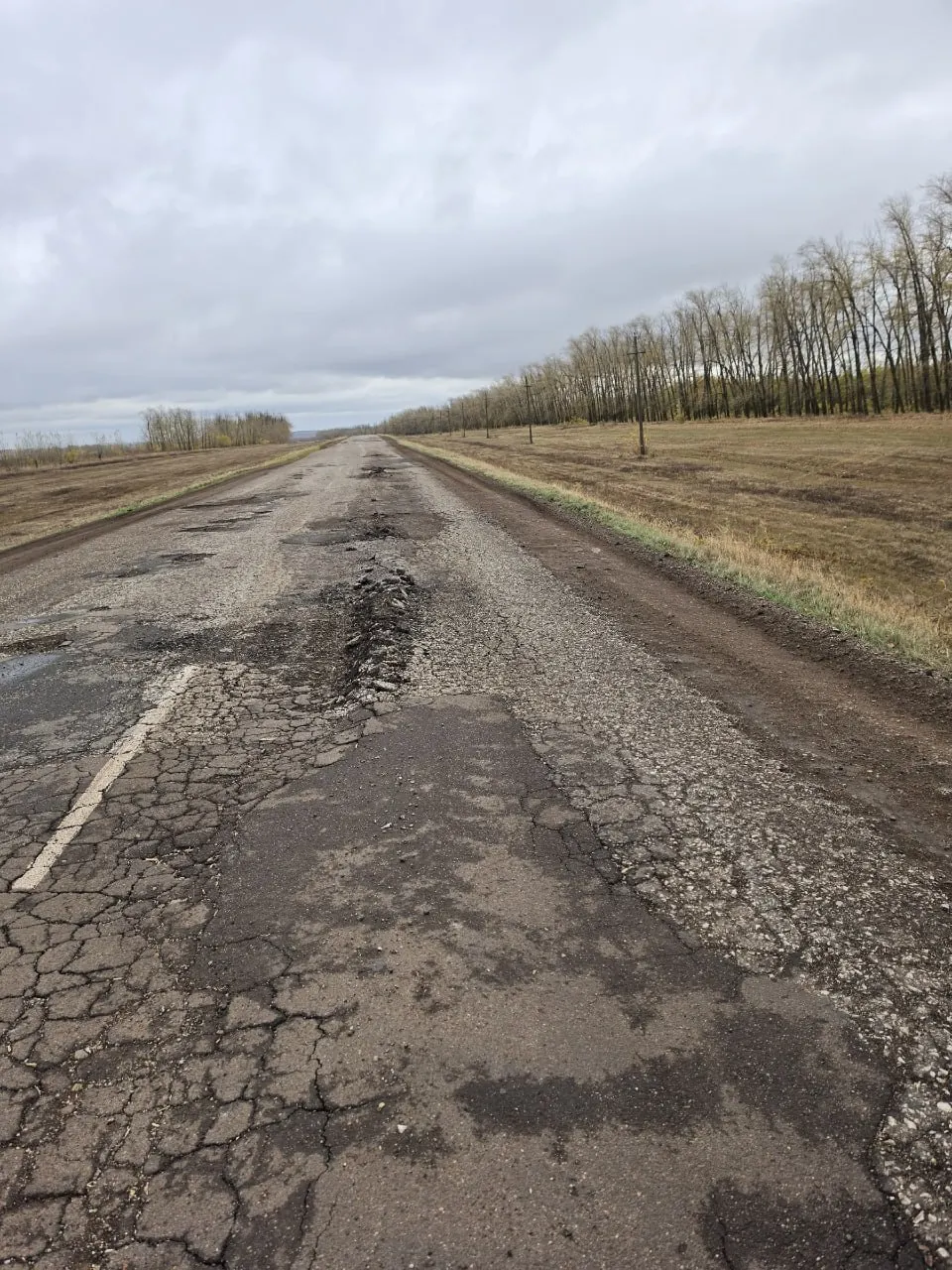Местные жители жалуются на разрушенное дорожное полотно и неудобства на участке между двумя деревнями.