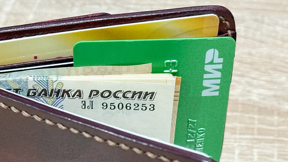 По данным исследования, запросы на зарплаты соискателей снижаются: средняя желаемая ставка — 151 тыс. руб., медиана — 114 тыс., с заметными региональными различиями.