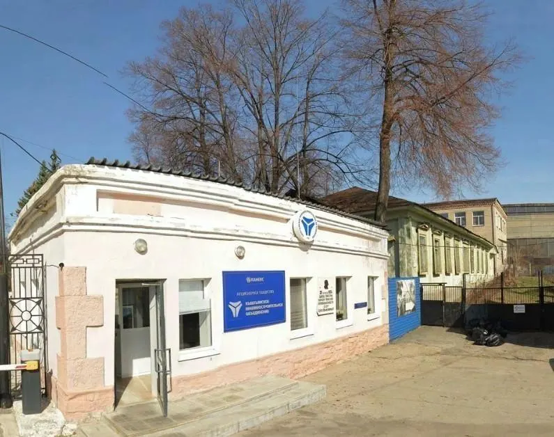 Крупнейшее предприятие региона, ранее считавшее градообразующим, объявлено банкротом. За годы кризиса численность сотрудников существенно снизилась: с более чем 600 человек в 2018–2020 годах до 19 сотрудников к 2025 году.