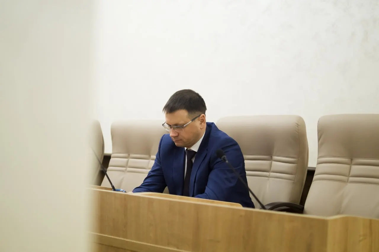 Слушания по делу о репосте, признанном экстремистским, завершились арестом на 10 суток; ранее он был депутатом и баллотировался на региональном уровне.