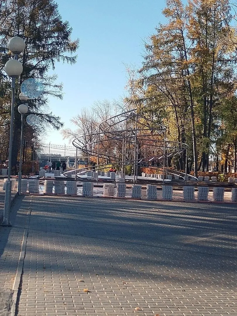 Из-за снижения температуры стартует монтаж катка в детском парке Терешковой; кататься можно будет после наступления морозов.