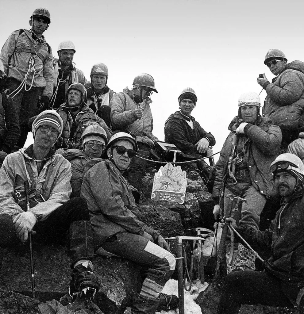 Безымянная вершина Заалайского хребта высотой 5285 м неофициально названа в честь города Челябинска после экспедиции 1986 года.