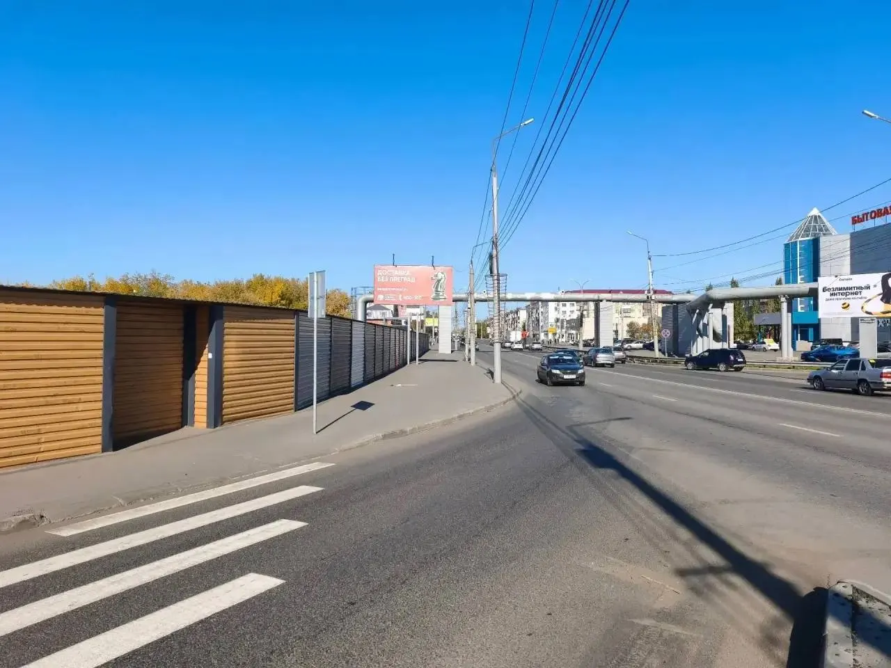 В Кургане продолжаются работы по ремонту дорог: обновлены участки на нескольких улицах, запланировано отремонтировать более 20 дорог в этом году.