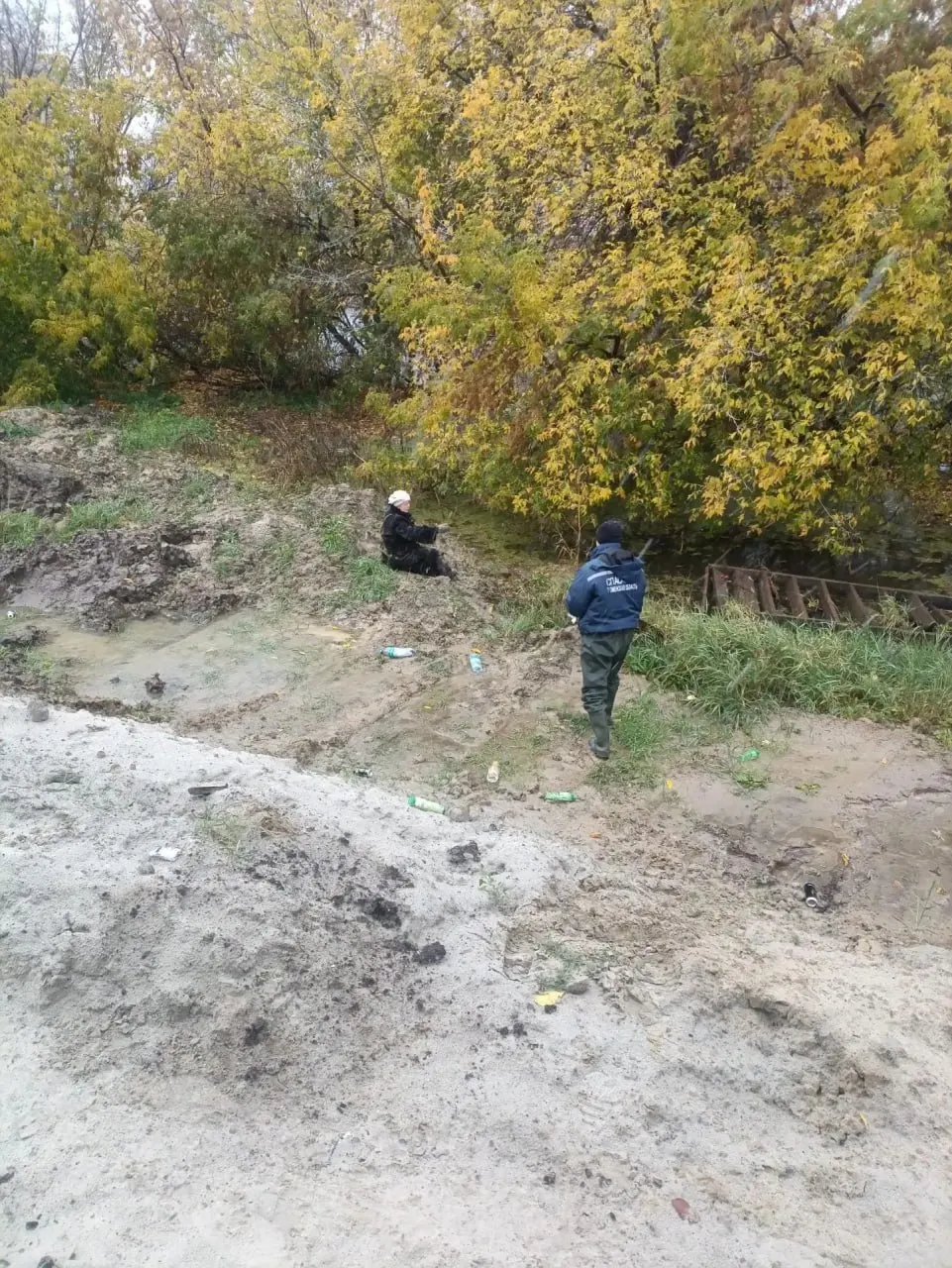 Жительница Тюмени решила срезать путь до поликлиники и увязла в глине; спасатели освободили её и передали медикам.