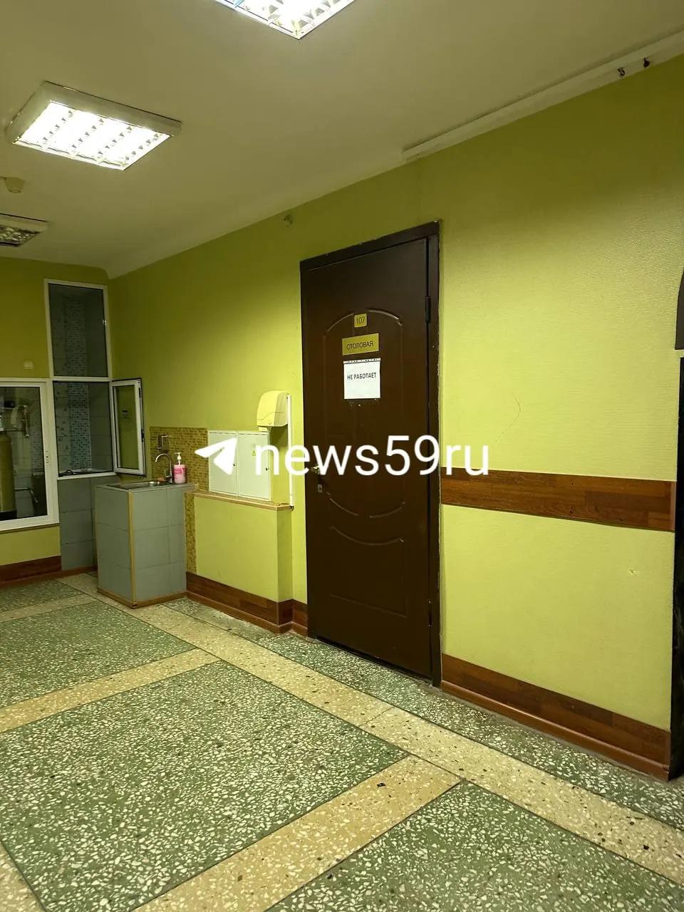 Студенты строительного факультета требуют решения по затянувшемуся ремонту корпуса, нехватке столовой и неудобному расписанию секций.
