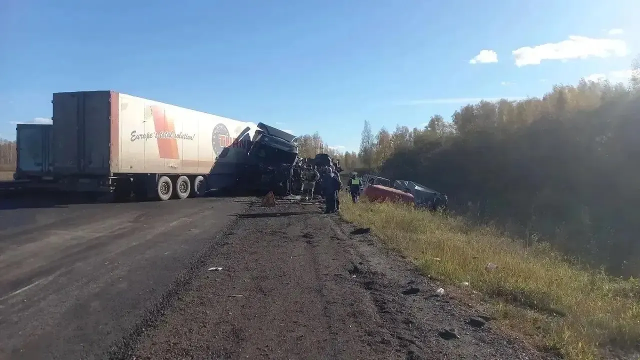 На трассе М-5 под Екатеринбургом фура врезалась в две машины дорожников. По предварительным данным, водитель заснул за рулем; пострадали двое рабочих. На подъезде к городу движение идёт по одной полосе.