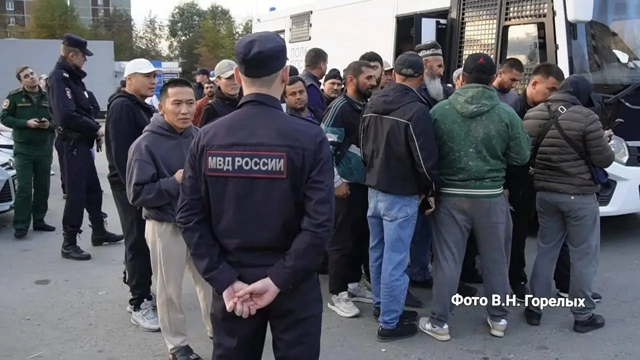 Совместные рейды по миграционной безопасности прошли в Екатеринбурге и соседних городах: Нижний Тагил, Серов, Кировград и Первоуральск. Обнародованы цифры: 106 нарушителей выявлено, 13 человек будут выдворены.