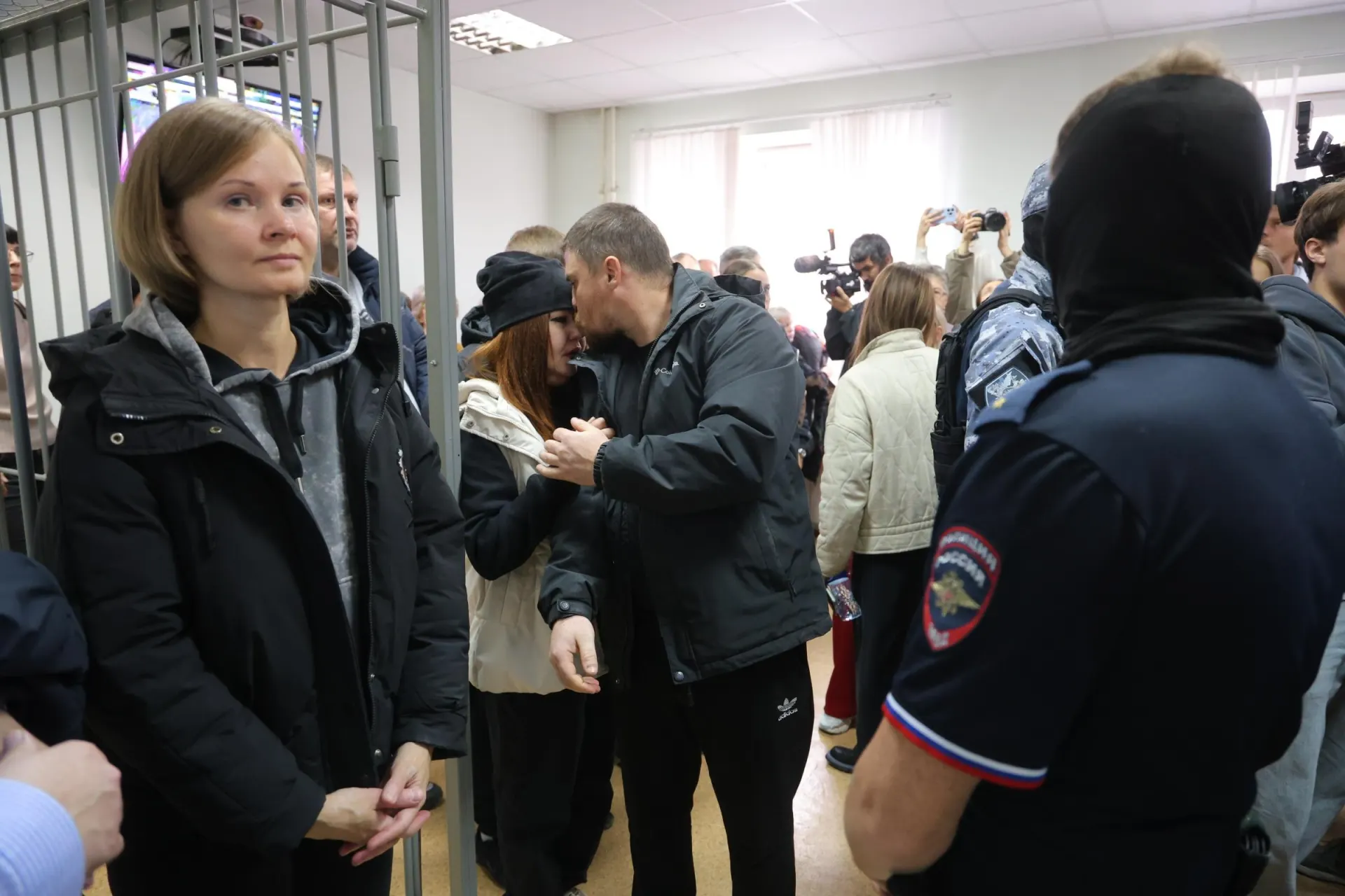 Эмоциональный репортаж о заседании суда и реакции близких погибших, требующих пересмотра дела.