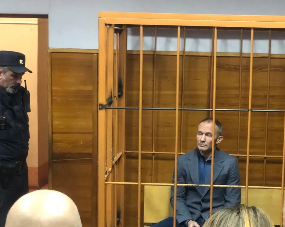 Второй апелляционный суд Санкт-Петербурга признал незаконным продление домашнего ареста экс-чиновника и отменил часть введённых ограничений.