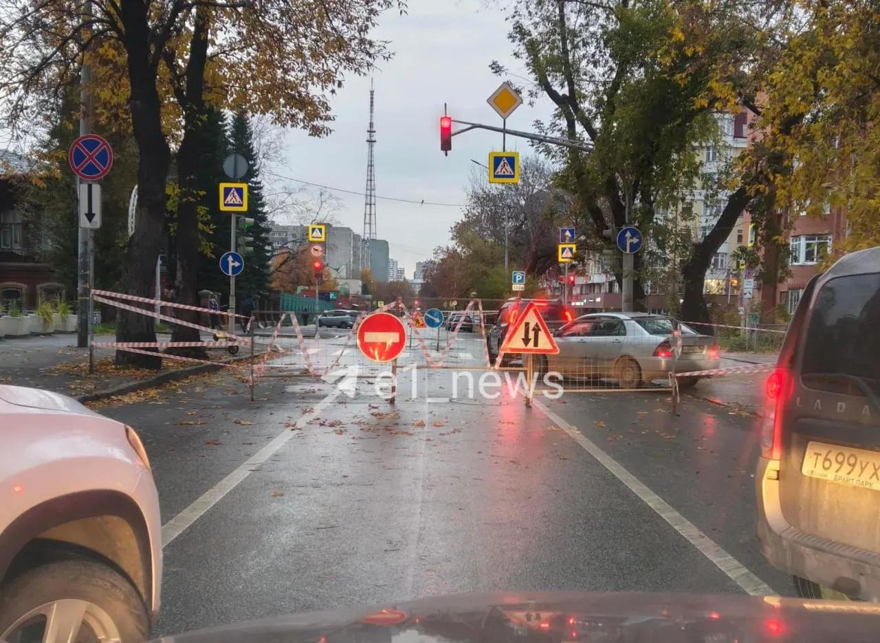 Движение ограничено на перекрёстке Мамина-Сибиряка — Энгельса; по данным очевидцев, на месте провалились четыре люка, уведомления о работах не поступали. Власти обещают разъяснить причины ремонта.
