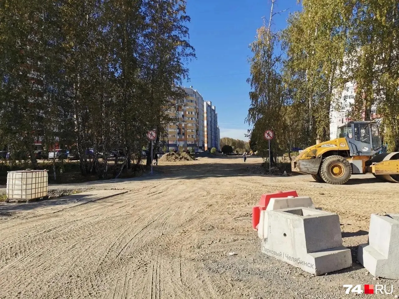 Подрядчик не успел завершить работы к установленному сроку; участок от Александра Шмакова до Бейвеля будут дорабатывать к концу октября, жильцы жалуются на слабый надзор.