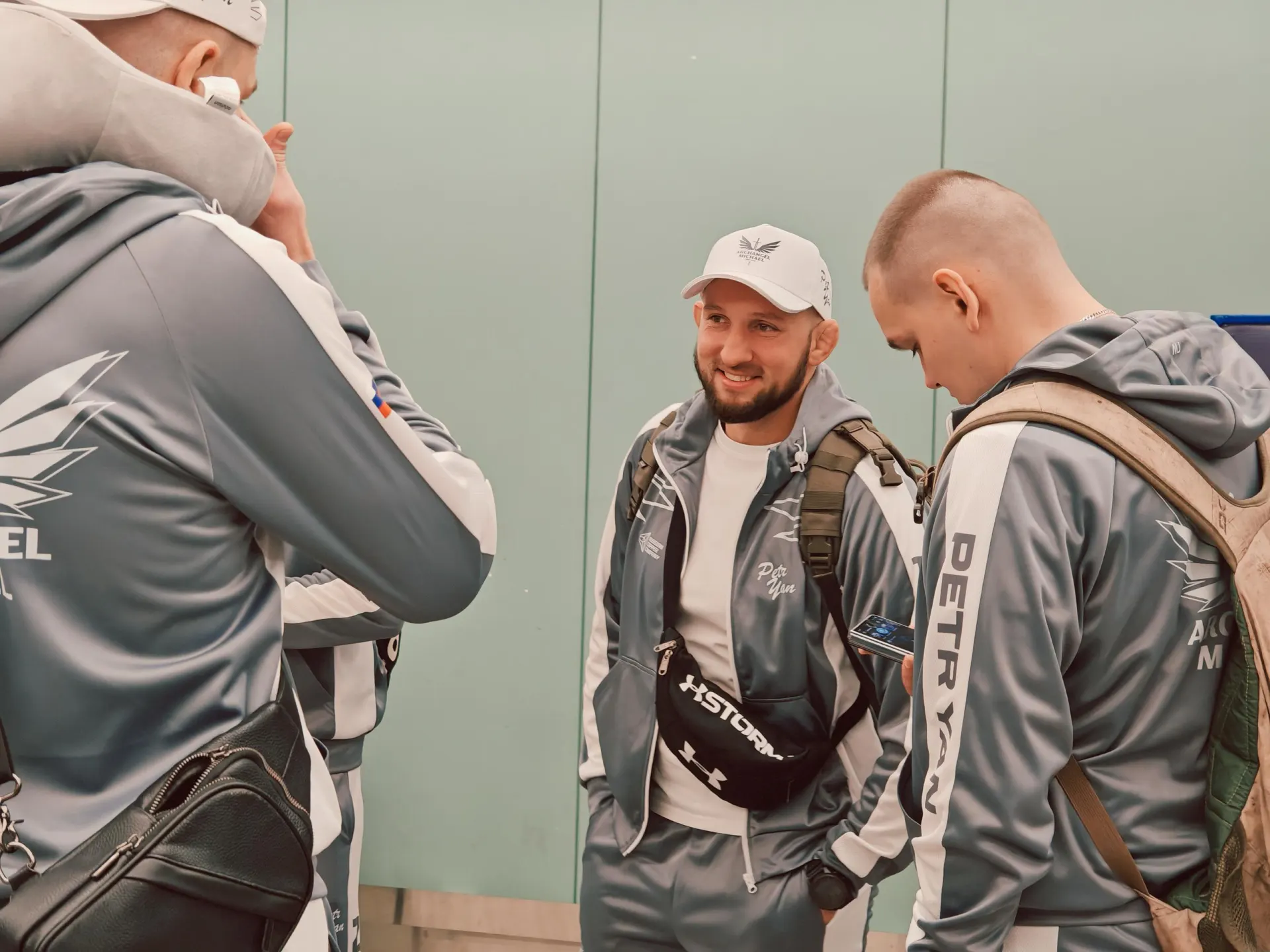 Фанаты из Екатеринбурга вылетели на остров UFC и поддержат Петра Яна; делегацию составляют около 150 человек, включая семьи чемпиона, и они проведут два дня на месте событий.