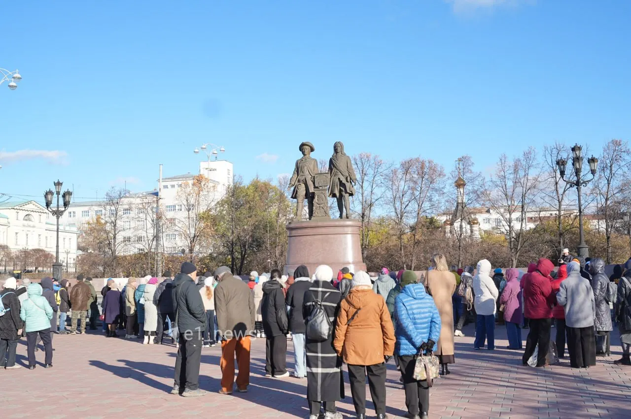У памятника основателям города на Плотинке собрались горожане, чтобы отметить 350-летие Георга де Геннина; в программе — пушечные залпы эпохи Северной войны и театрализованное представление.