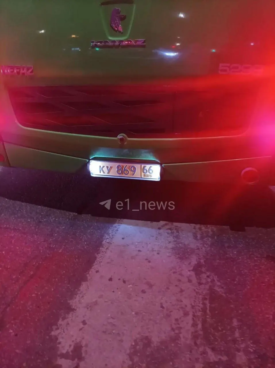 Пожилая женщина получила травму во время попытки зайти в 52-й автобус возле остановки «Гринвич»; очевидцы помогли ей выйти и вызвали скорую.