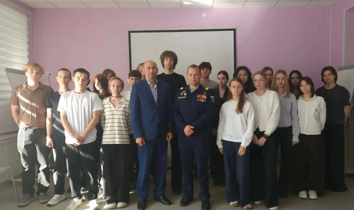 Ученики встретились с Героем России Алексеем Линёвым, который рассказал о службе, долге и ценности патриотических качеств.
