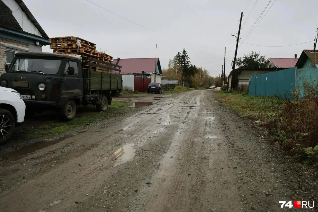Дорога в Мисяше отсыпана и выровнена: щебень привезли КамАЗами, жители отмечают заметное улучшение по сравнению с прошлым состоянием дороги, раньше были одни ямы.