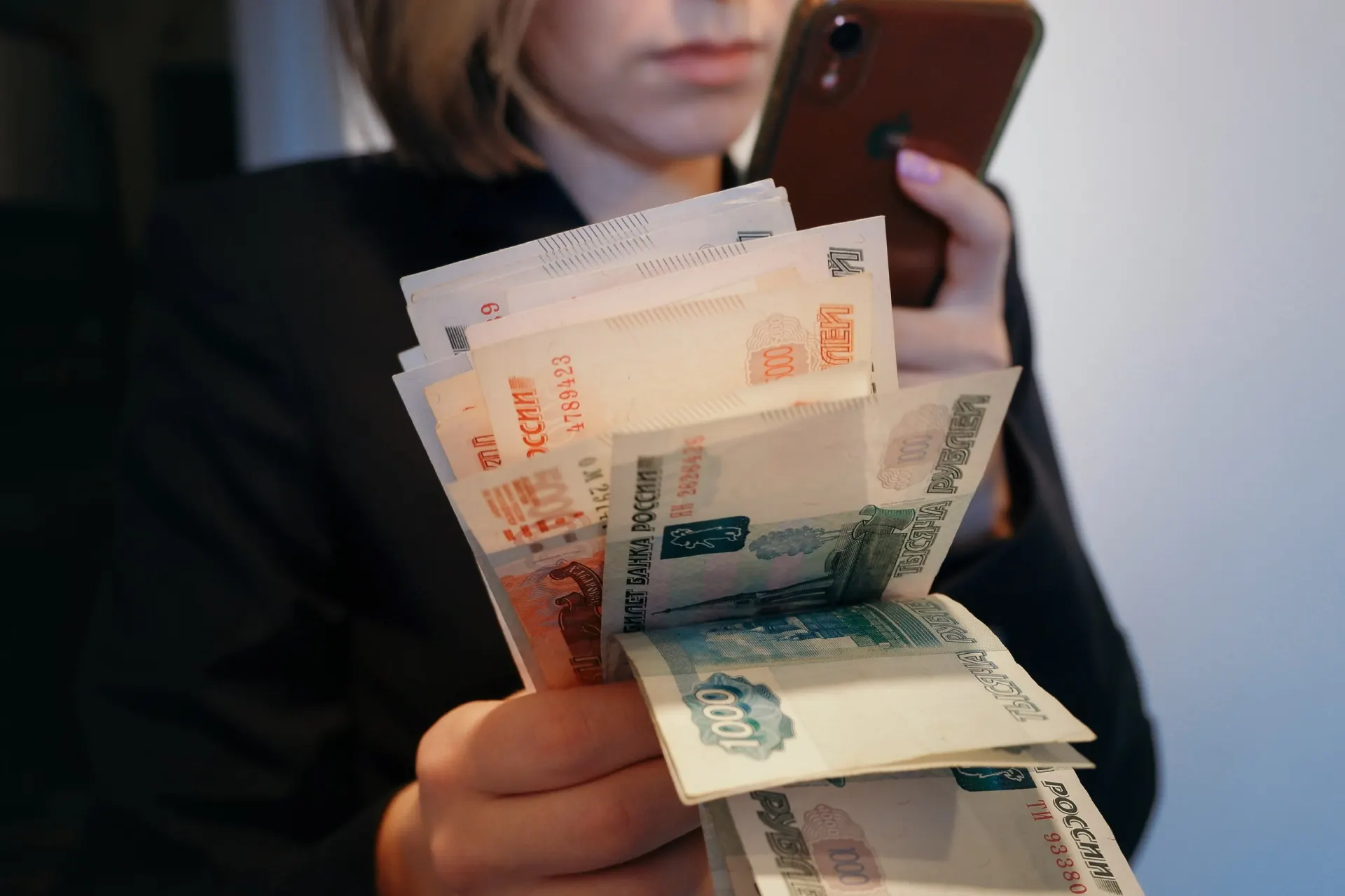 Экономисты объясняют: причина замедления — не двузначная ставка ЦБ, а совокупность внутренних факторов.