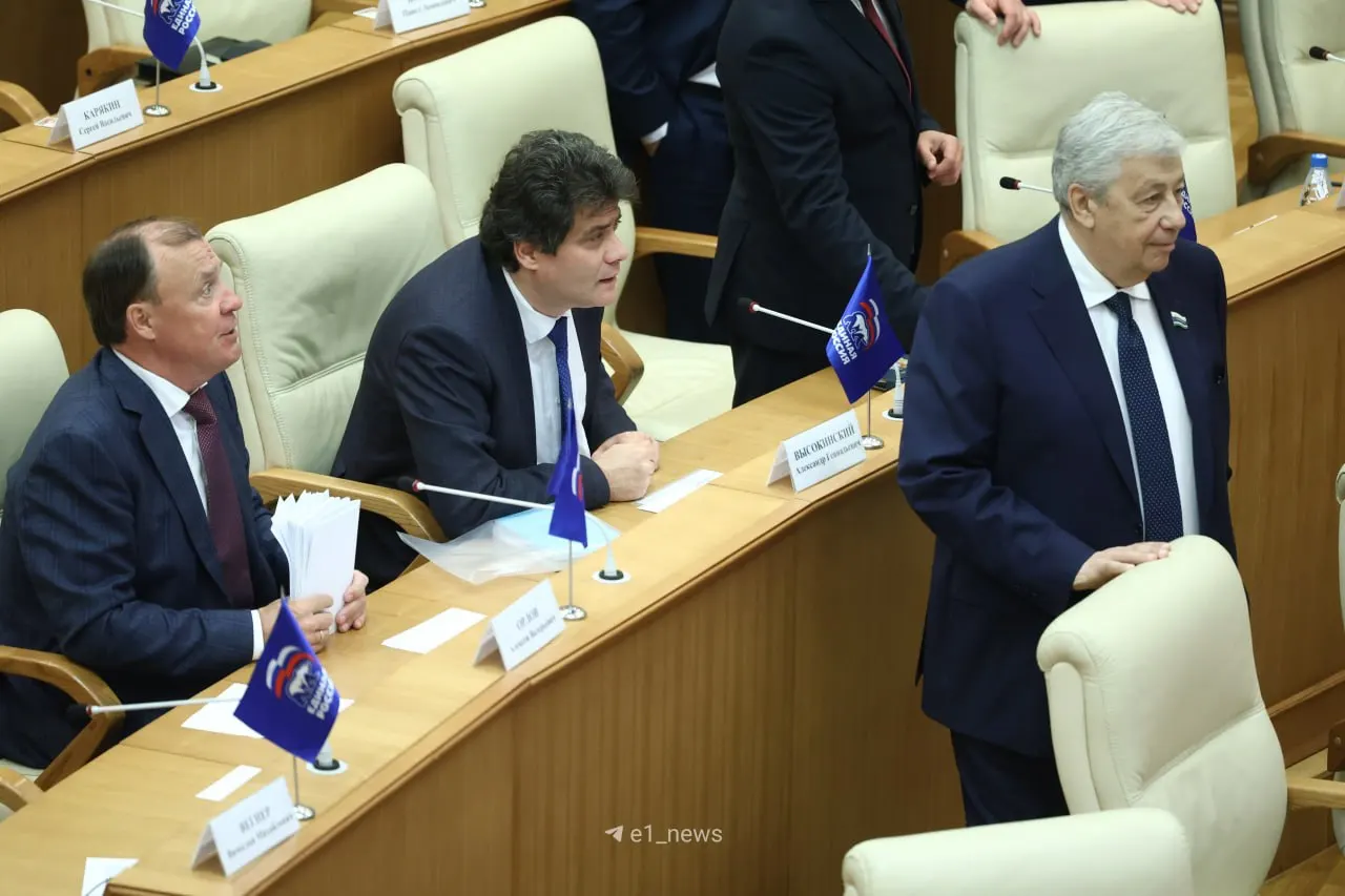 Депутаты обсуждают устройство Законодательного собрания, распределение должностей и условия работы новых членов.