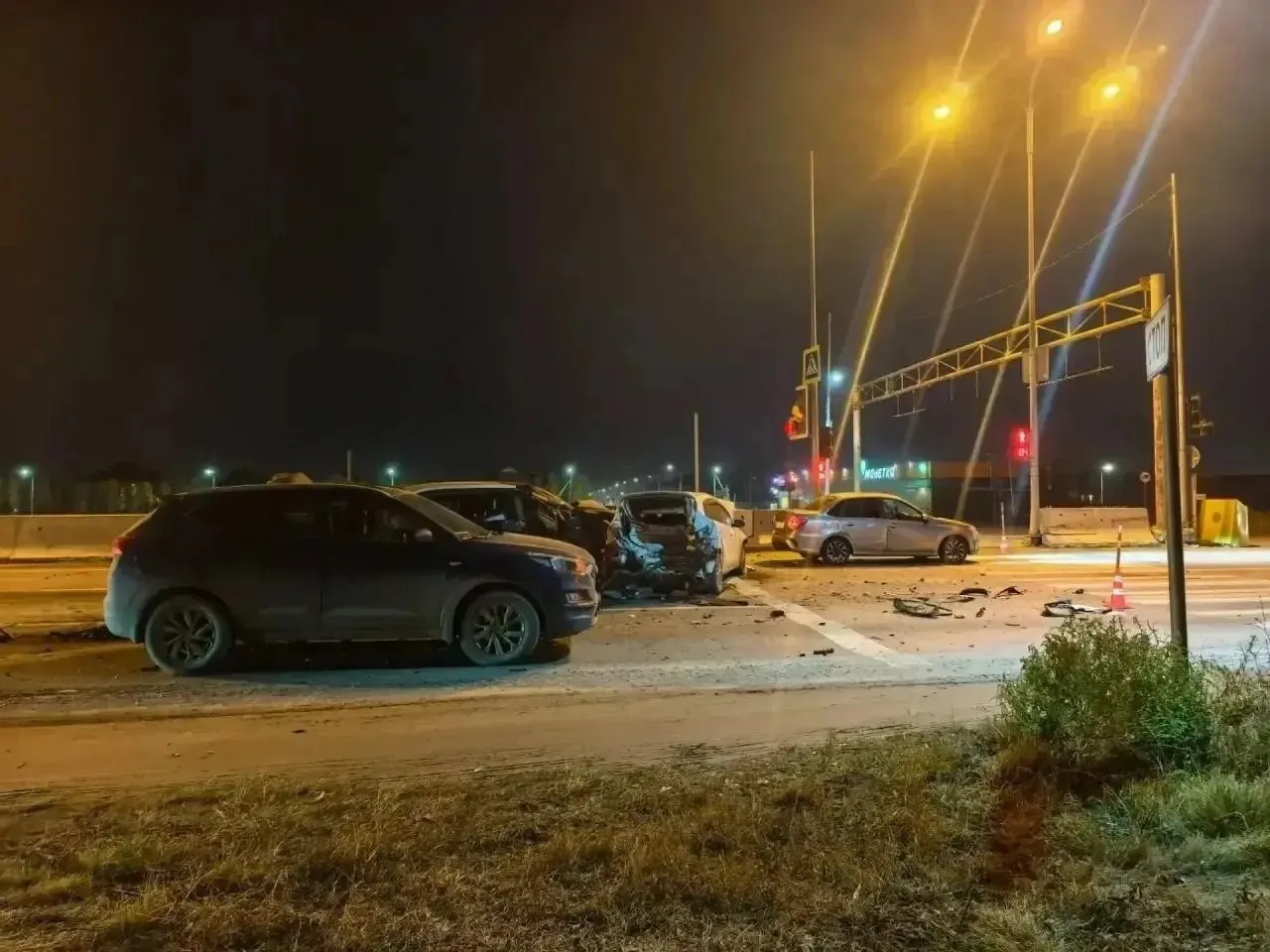 Вечером на обходной дороге около города произошла массовая авария: пострадали четыре человека; предполагаемая виновница отказалась от освидетельствования.