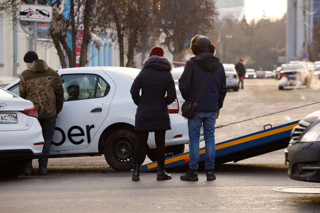 На трёх улицах города до конца ноября введут запрет на парковку; нарушение может повлечь эвакуацию автомобилей.
