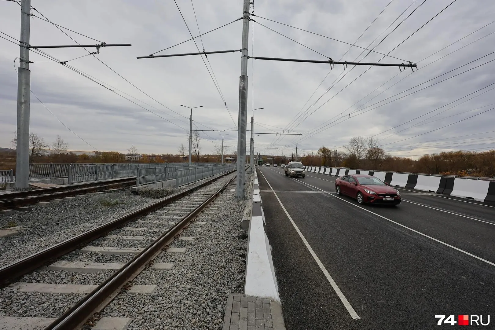 Движение по мосту на Черкасской открылось раньше запланированного срока. Ремонт начался в прошлом году и финансировался на 1,5 млрд рублей; проезд разрешили раньше завершения работ.