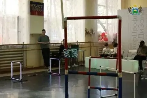 В школе №30 города Тюмени объявлен набор на занятия по управлению FPV-дронами для детей от 12 лет. Планируются две группы по 15 учащихся; занятия входят в федеральный проект «Фиджитал в школу» и позиционируются как спорт будущего.