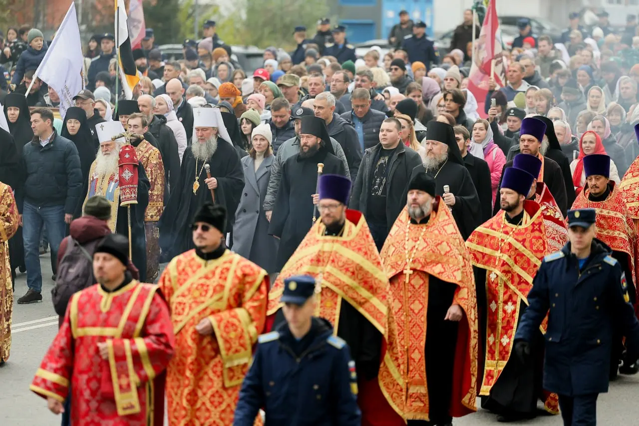 Верующие прошли по улицам города, завершив шествие литургией в кафедральном соборе.