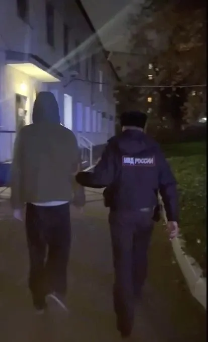 17-летний молодой человек задержан по подозрению в поджоге топливной колонки на заправке в районе Эльмаша. Злоумышленники заманили подростка через соцсети и заставили купить горючее, после чего пытались скрыться.