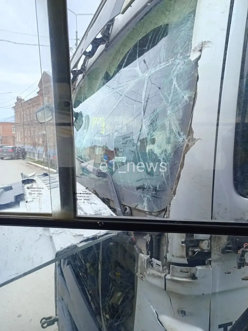 По предварительным данным, пострадали пассажиры автобуса, в том числе школьник. На месте работают экстренные службы.
