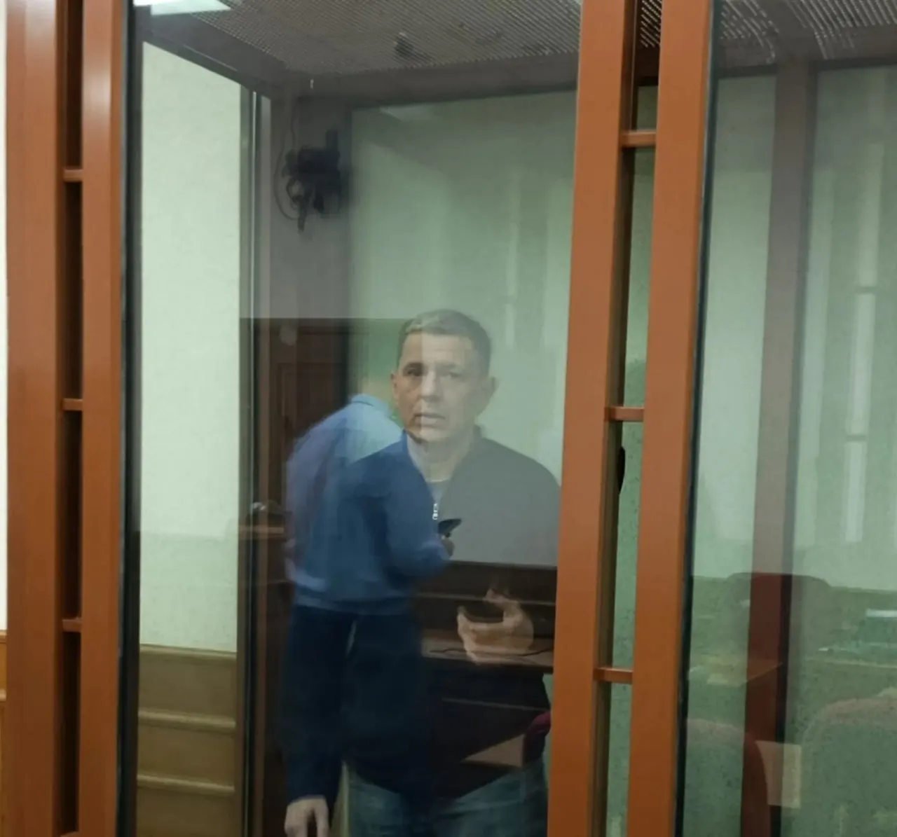 Суд Екатеринбурга вынес три года колонии за переписку с иностранной службой; к наказанию добавились ограничение свободы на год и штраф.