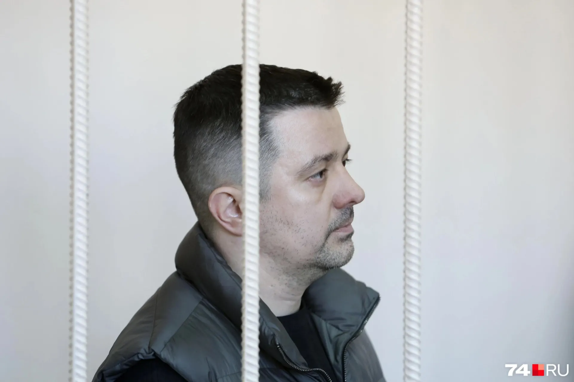 Экс-директора фонда капитального ремонта Челябинской области обвиняют во взятках и злоупотреблении полномочиями; прокуратура требует изъятия активов на сумму около 350 млн рублей.