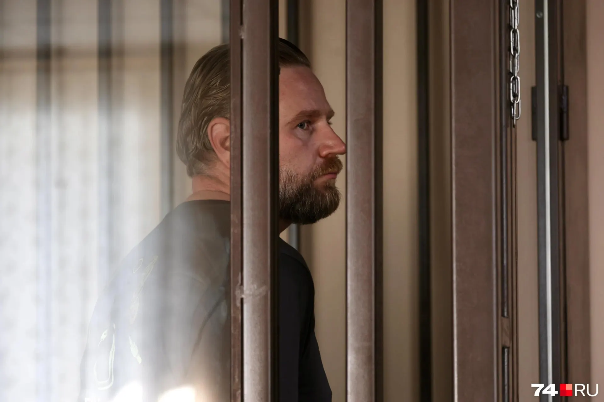 На заседании следователь сообщил о возможной связи обвиняемого с подрядчиком и о попытке договориться с иным участником дела; суд постановил заключение под стражу.
