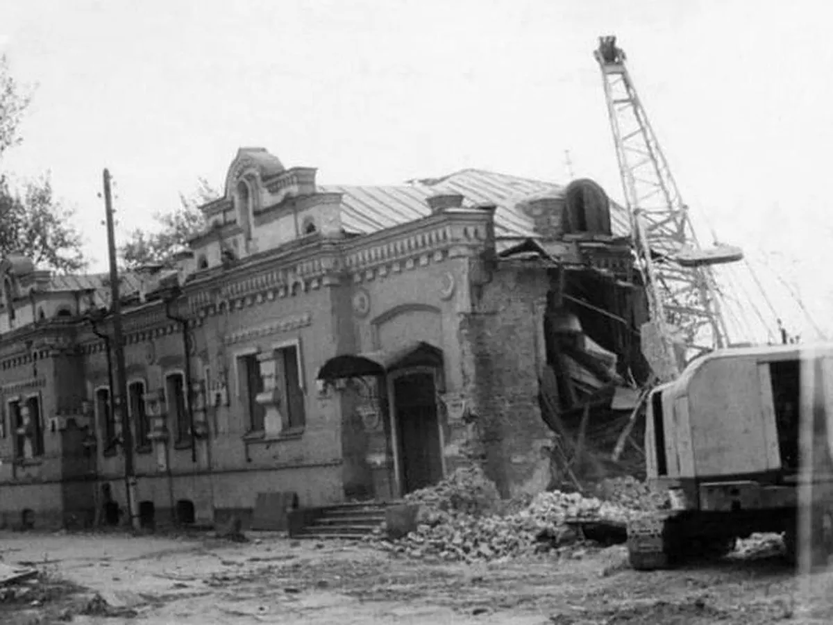 В Екатеринбурге обсуждают подход к сохранению памятников и варианты их сноса с сохранением памяти об исторических объектах.