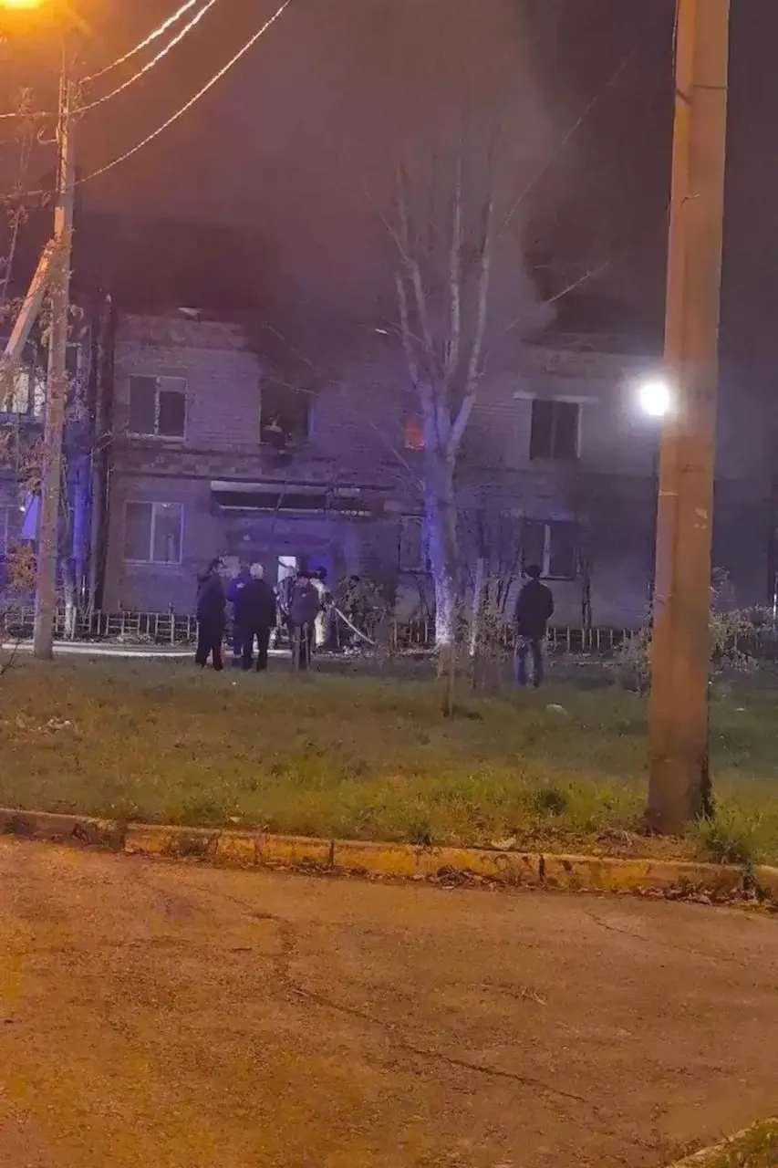 Площадь пожара достигла около 30 кв.м; причиной стало неосторожное обращение с огнем. Спасти пострадавшего не удалось.