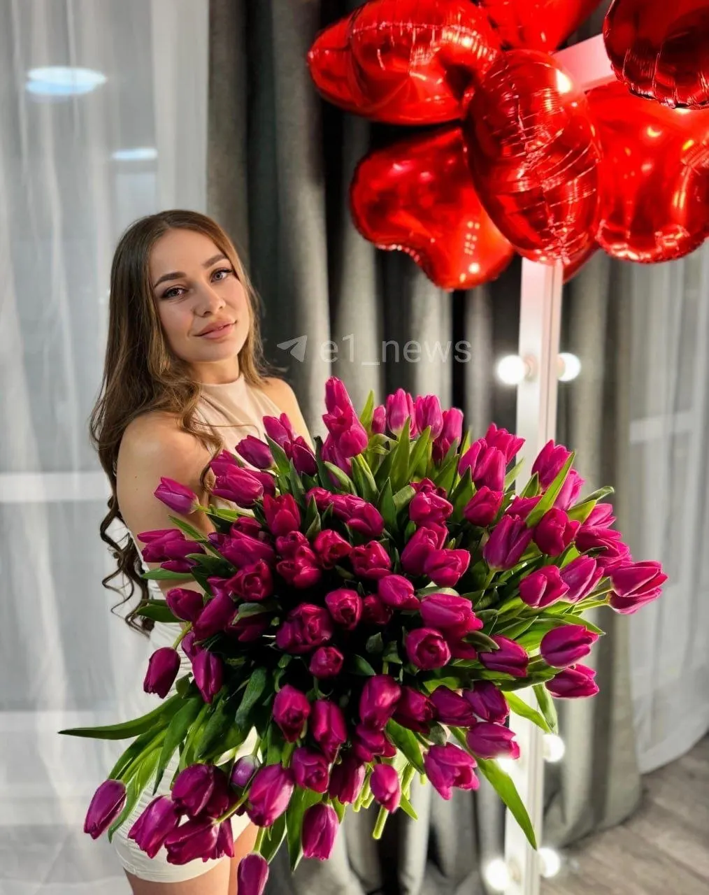 27-летняя женщина-пассажир мотоцикла погибла после аварии на улице Советской под Режем. Её супруг получил травмы; водитель иномарки извинился и предлагал помощь.