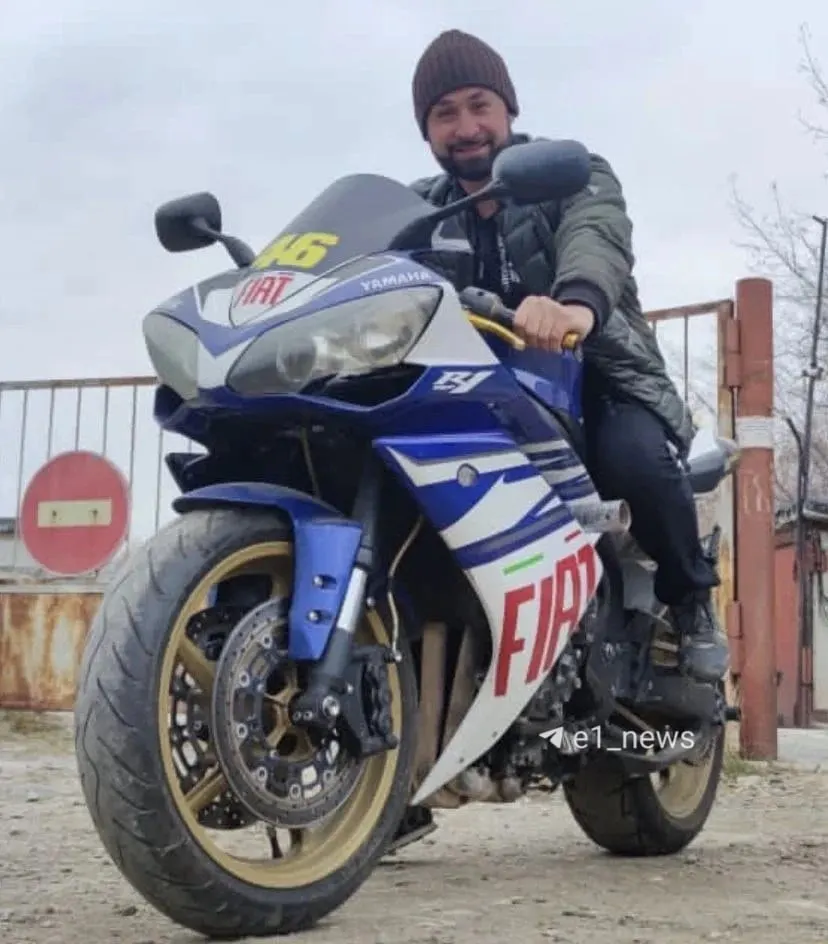 В Екатеринбурге байкер пострадал после падения в дорожную яму; близкие собирают средства на лечение.