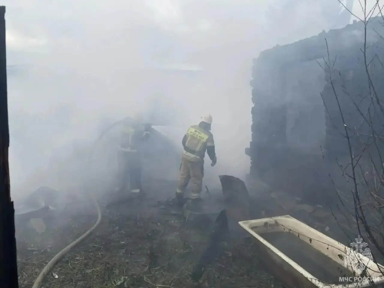 Двое погибших во время пожара в частном доме Нижнего Тагила. По предварительным данным причиной стал короткое замыкание электропроводки.